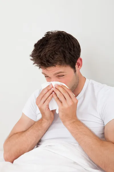 Uomo starnutisce in un tessuto — Foto Stock