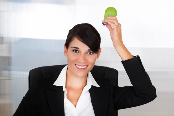 Geschäftsfrau mit grüner Glühbirne — Stockfoto