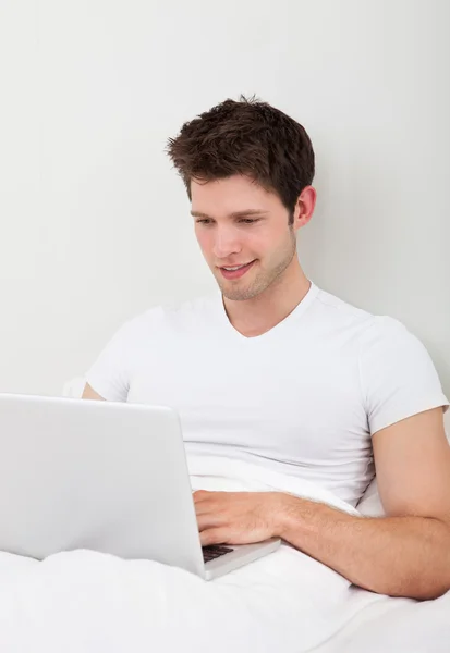 Man met een laptop — Stockfoto