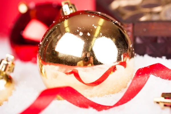Zlatý dekorační vánoční ozdoby — Stock fotografie