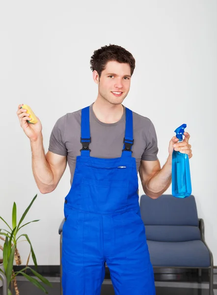 Cleaner hålla städutrustning — Stockfoto