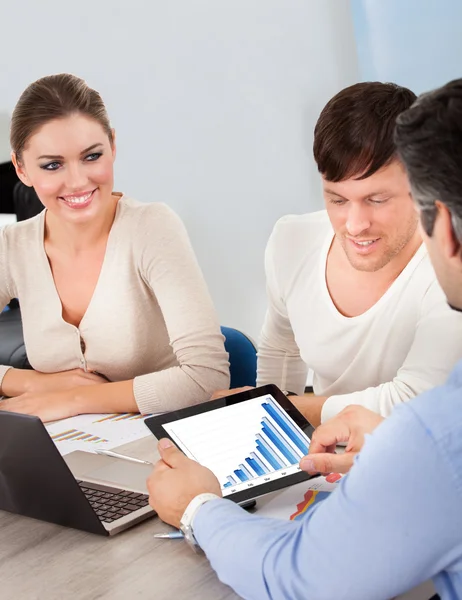 Geschäftsteam im Büro-Meeting — Stockfoto