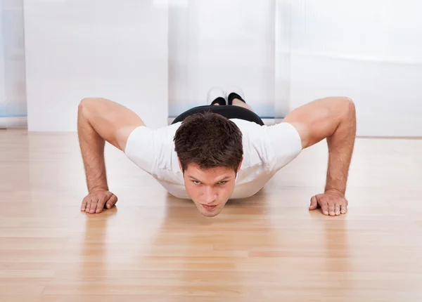 Hombre haciendo flexiones — Foto de Stock