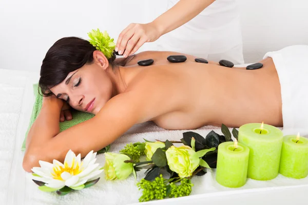 Kvinna mottagande lastone massage — Stockfoto