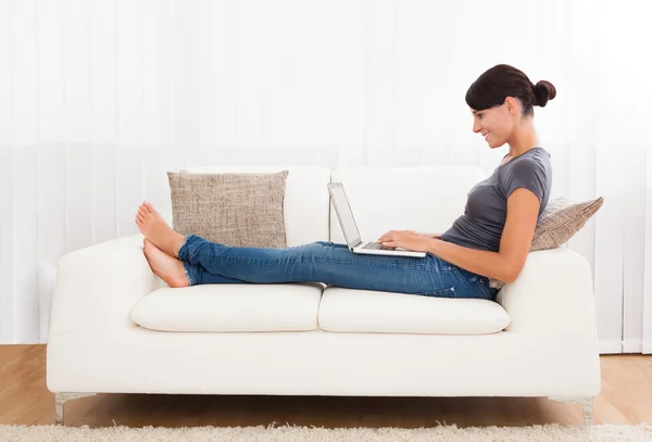 Frau mit Laptop — Stockfoto