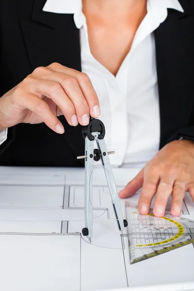 Arquitecto femenino con impresión azul — Foto de Stock