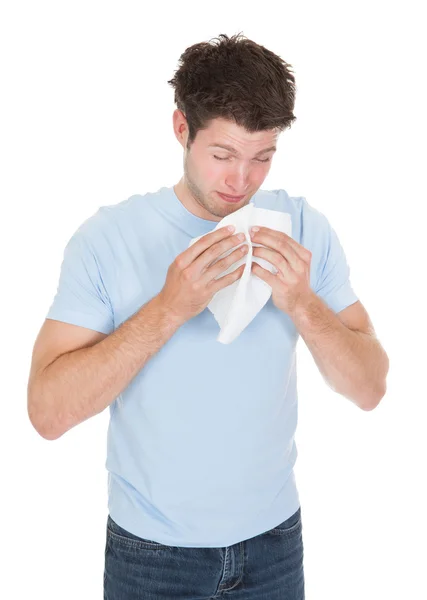 Giovane uomo che si soffia il naso — Foto Stock