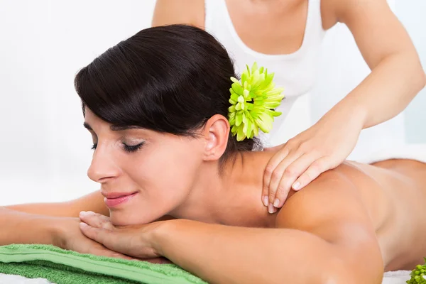 Mujer joven en el salón de spa —  Fotos de Stock