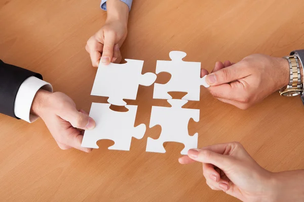 Businesspeople Holding Jigsaw Puzzle — Stock Photo, Image