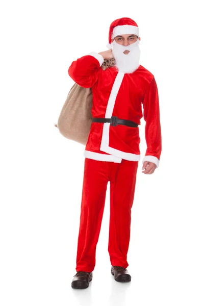 Santa holding alışveriş sepeti — Stok fotoğraf