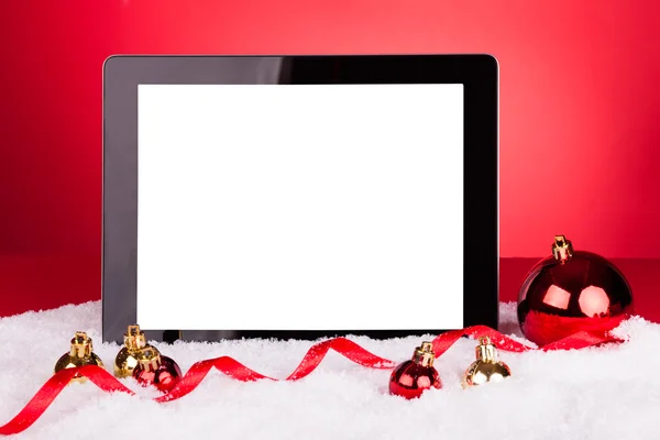 Digitales Tablet mit Christbaumkugeln — Stockfoto