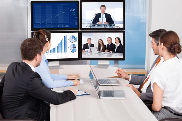 Geschäftsleute blicken auf Computerbildschirm — Stockfoto