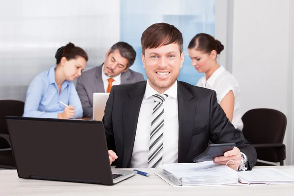 Empresário que trabalha no escritório — Fotografia de Stock