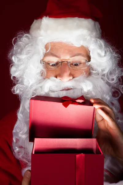 Nahaufnahme des Weihnachtsmannes, der im Geschenk sucht — Stockfoto