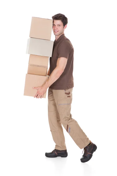Hombre llevando pila de cajas — Foto de Stock