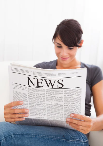 Mujer leyendo el periódico —  Fotos de Stock