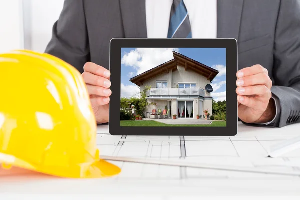 Architect houden digitale Tablet PC — Stockfoto