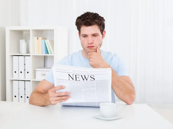 Jovem lendo jornal — Fotografia de Stock