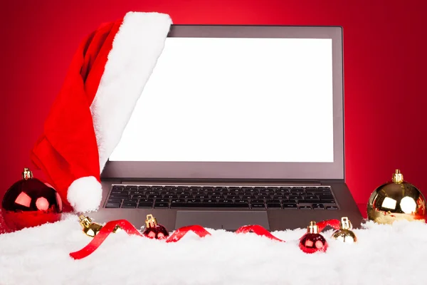 笔记本电脑与圣诞老人帽子 — 图库照片