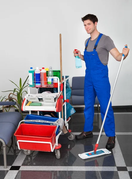 Jovem com equipamento de limpeza — Fotografia de Stock