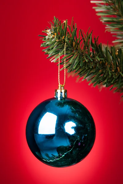 Bauble op kerstboom — Stockfoto