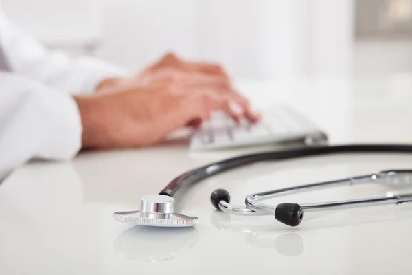 Doctor Typing On Keyboard — Stock Photo, Image