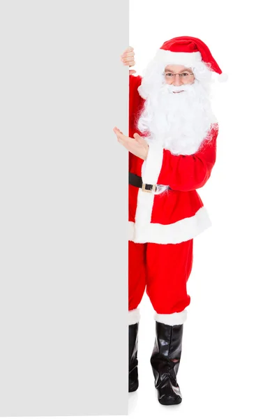 Retrato de um Papai Noel segurando cartaz em branco — Fotografia de Stock