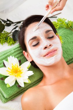 güzel bir kadın ile Spa yüz maskesi