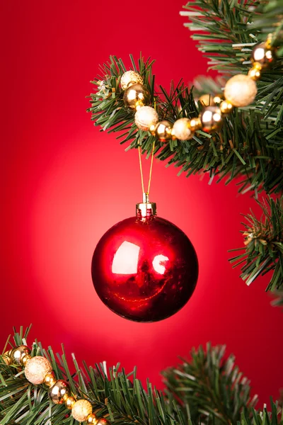 Gros plan de Bauble décoratif rouge — Photo