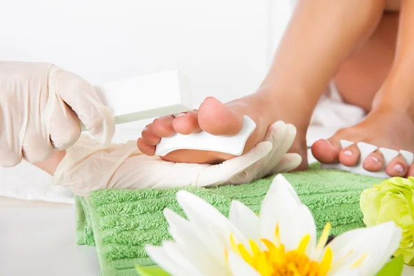 Manicure arquivando um unhas femininas — Fotografia de Stock