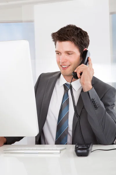 Zakenman praten aan de telefoon — Stockfoto