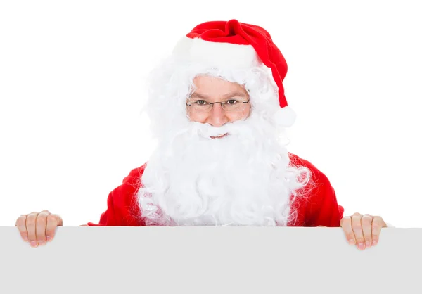 Retrato de um Papai Noel segurando cartaz em branco — Fotografia de Stock