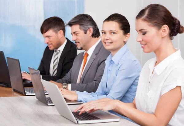 Empresarios usando laptop — Foto de Stock