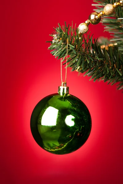 Green Bauble On Christmas Tree — Stok fotoğraf