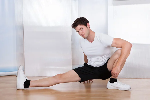 Hombre feliz haciendo ejercicio de estiramiento —  Fotos de Stock