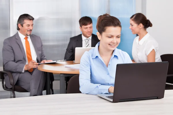 Zakenvrouw met laptop — Stockfoto