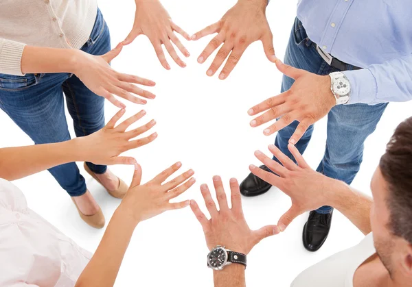 Amigos fazendo forma de círculo com a mão — Fotografia de Stock