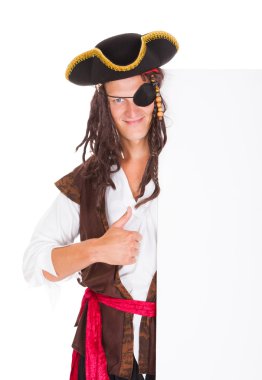 boş afişini işaret eden genç korsan