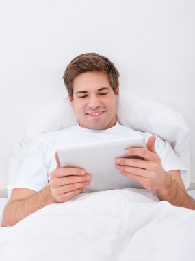 Dijital tablet tutan adam