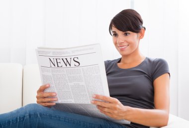 Gazete okuyan kadın