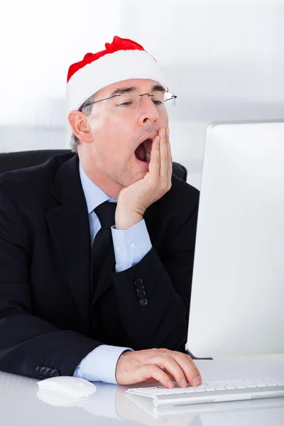 Empresario con Santa Hat Yawning —  Fotos de Stock