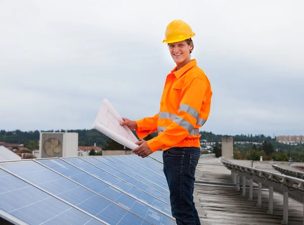 Engenheiro segurando planta — Fotografia de Stock