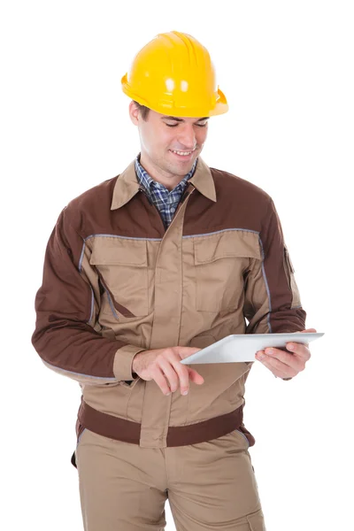 Trabalhador da construção segurando Digital Tablet — Fotografia de Stock