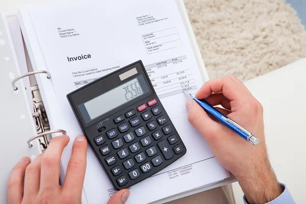 Joven con documentos y calculadora — Foto de Stock