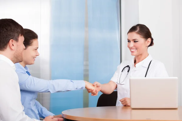Female Doctor And Woman Shaking Hands — Stock Photo, Image