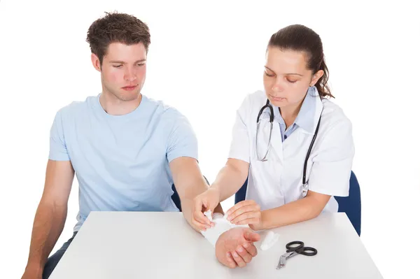 Médico Bandaging Paciente — Fotografia de Stock