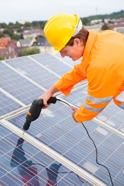 Engineer Adjusting Solar Panels — Stock Photo, Image