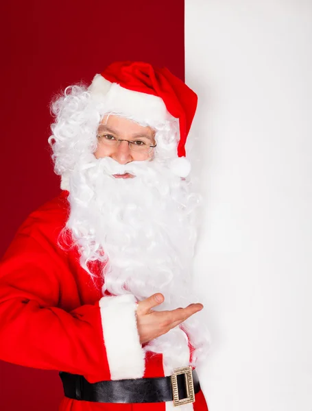 Porträt eines Weihnachtsmannes mit leerem Plakat — Stockfoto