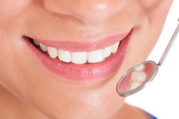 Χαμογελαστή γυναίκα με λευκών τέλεια δόντια — Φωτογραφία Αρχείου