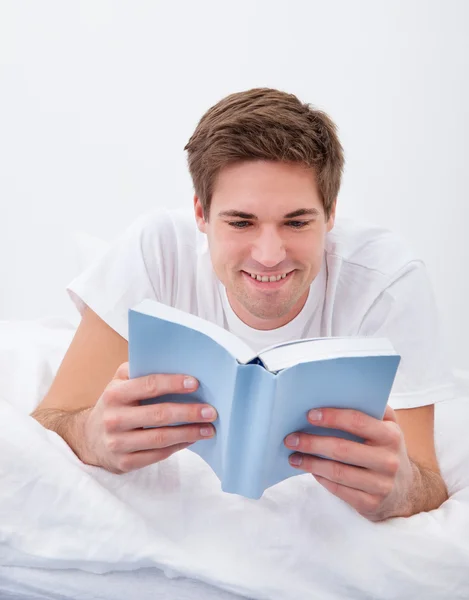 Junger Mann liest Buch — Stockfoto